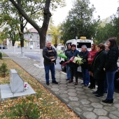 Ден на народните будители -1-ви ноември 2019 г. - поднасяне цветя пред паметната плоча на местния учител Йовчо Манджуров